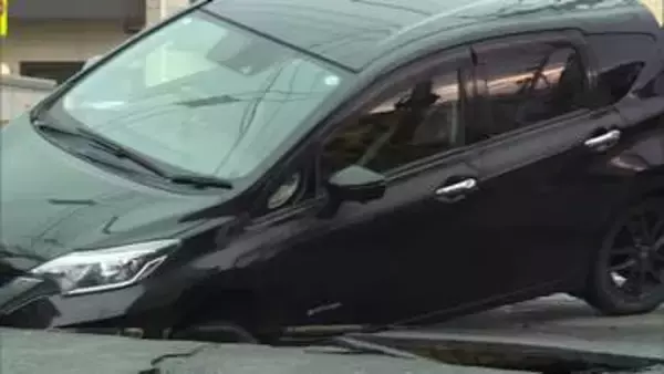 宮城・石巻市の踏切で道路陥没し乗用車はまる　水道管破裂し漏水も　前日の地震の影響か