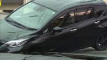 宮城・石巻市の踏切で道路陥没し乗用車はまる　水道管破裂し漏水も　前日の地震の影響か