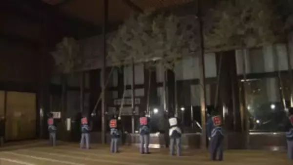 成田山新勝寺で年末恒例「すす払い」　僧侶ら約40人が長さ約8メートルの笹竹で天井などの汚れを払い落とす　千葉