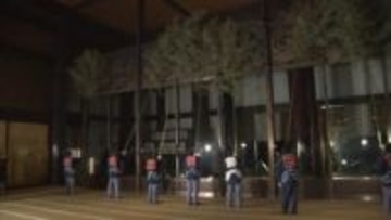 成田山新勝寺で年末恒例「すす払い」　僧侶ら約40人が長さ約8メートルの笹竹で天井などの汚れを払い落とす　千葉