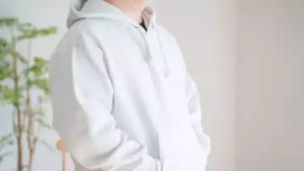 “休日はいつもパーカー”なら色の薄いジーンズははかないで！部屋着感をなくすパンツ選びのコツ【パパの服装「普通」化計画】