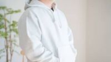 “休日はいつもパーカー”なら色の薄いジーンズははかないで！部屋着感をなくすパンツ選びのコツ【パパの服装「普通」化計画】