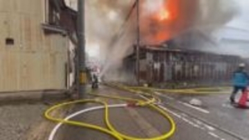 【続報】富山県高岡市の住宅密集地で火事、強風で延焼し7棟焼く　女性1人を搬送