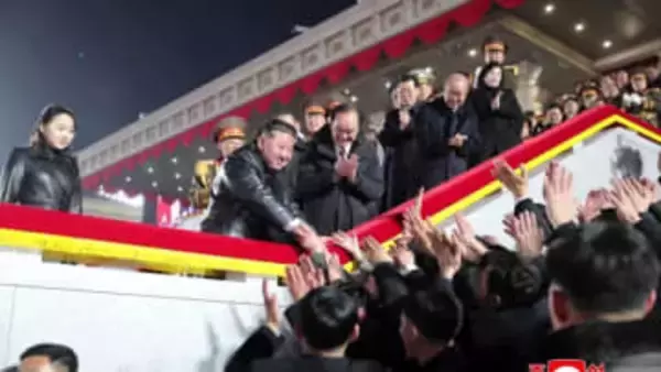 金正恩総書記と“娘”のジュエ氏が軍事パレード観覧　朝鮮労働党大会では核兵器開発推進方針示す