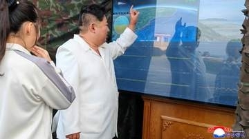 北朝鮮が新型兵器の発射試験成功と発表　金正恩氏が視察「敵にとって不治の頭痛」　娘とされる「ジュエ氏」も同行