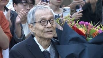 ノーベル賞・硤合憲三さん　一夜明け東京理科大学へ　学生も「ワクワクしてきた」　朝はヘルメット姿で買い物へ「実感はっきりしない」