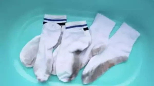 落ちない靴下の泥汚れが簡単に？ポイントは本洗い前に「重曹」「酢」で中和反応…白い靴下の洗い方を専門家が紹介