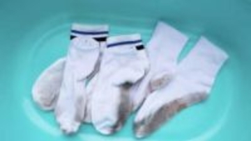 落ちない靴下の泥汚れが簡単に？ポイントは本洗い前に「重曹」「酢」で中和反応…白い靴下の洗い方を専門家が紹介