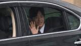 「悠仁さま20歳の誕生日　天皇皇后両陛下に挨拶へ　雨の中、祝福の声に窓を開けて笑顔で手を振られる」の画像1