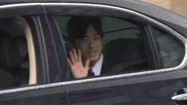 悠仁さま20歳の誕生日　天皇皇后両陛下に挨拶へ　雨の中、祝福の声に窓を開けて笑顔で手を振られる