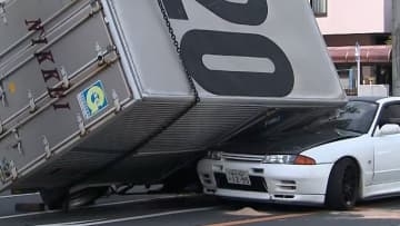 乗用車がトラックの下敷きに…左折しようとして横転　車の運転手が軽傷　横浜市瀬谷区