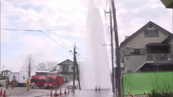 マンホールから大量の水噴き出す　水道管の部品交換中に水を止める弁が閉まっていなかったか　埼玉・川口市