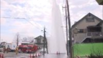 マンホールから大量の水噴き出す　水道管の部品交換中に水を止める弁が閉まっていなかったか　埼玉・川口市