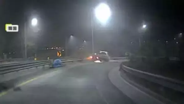 “ひき逃げ”暴走トラックをパトカーが追跡　ガードレールに激しく接触し“火花”　行き止まりで現行犯逮捕　韓国