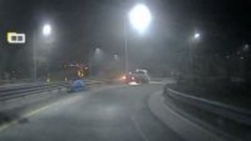 “ひき逃げ”暴走トラックをパトカーが追跡　ガードレールに激しく接触し“火花”　行き止まりで現行犯逮捕　韓国