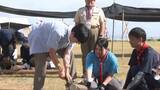 「悠仁さまがボーイスカウトと丸太切りに挑戦「いい香りがする」　博物館も視察　広島訪問終え帰京の途へ」の画像1