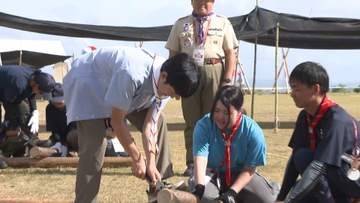 悠仁さまがボーイスカウトと丸太切りに挑戦「いい香りがする」　博物館も視察　広島訪問終え帰京の途へ