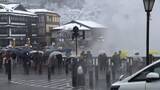 「“ひな祭り寒気”で雪や雨　積雪の草津温泉にダウンやブーツ姿の観光客　東京・奥多摩町はみぞれ混じりの雨　警報級の大雪に注意」の画像1