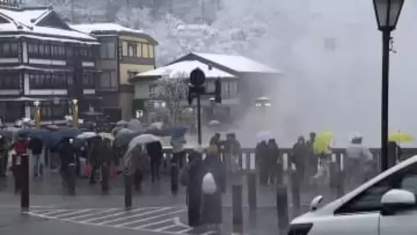 “ひな祭り寒気”で雪や雨　積雪の草津温泉にダウンやブーツ姿の観光客　東京・奥多摩町はみぞれ混じりの雨　警報級の大雪に注意