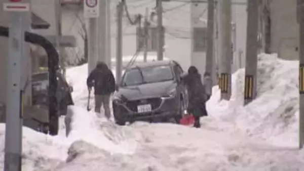 【強風・記録的高温で影響】強風でバスの待合所が倒れる…札幌では生活道路がザクザク路面に“スタック”したまま放置された車には「埋まっていて通れません」という張り紙も〈北海道〉