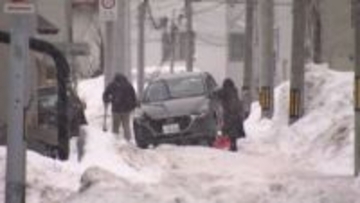 【強風・記録的高温で影響】強風でバスの待合所が倒れる…札幌では生活道路がザクザク路面に“スタック”したまま放置された車には「埋まっていて通れません」という張り紙も〈北海道〉