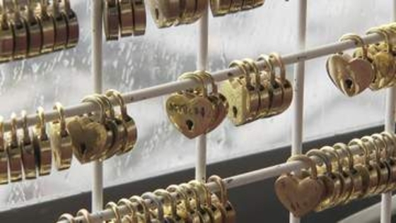 「なくなるのは寂しい」千葉ポートタワー“恋人の聖地”の「愛の南京錠」が終了へ　フェンス劣化で移設・サービス終了広がる