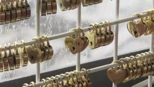 「「なくなるのは寂しい」千葉ポートタワー“恋人の聖地”の「愛の南京錠」が終了へ　フェンス劣化で移設・サービス終了広がる」の画像