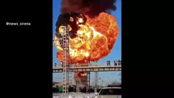 「マジかよ！熱くて熱くてたまらない」巨大な炎が吹き上がる惨状…ガソリン積んだ貨物列車が脱線し燃料タンク大爆発　ロシア