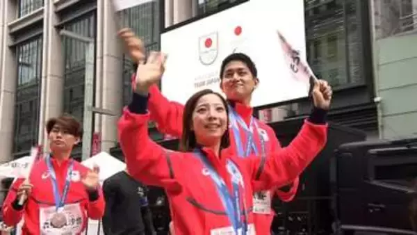 りくりゅうペアや髙木美帆がファンに感謝　冬季大会初！ミラノ・コルティナ五輪・パラ選手団パレードに約5万人