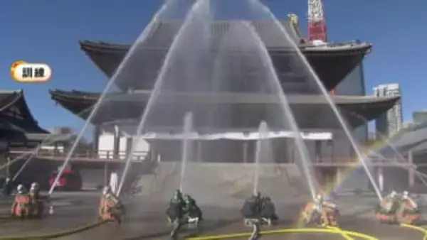 「文化財防火デー」を前に増上寺で消防演習　僧侶や消防隊員らが消火活動…文化財の運び出し作業も　東京・港区