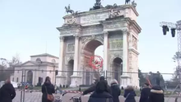 ミラノ観光名所「平和の門」で聖火台設置　冬季五輪の準備着々　史上初の2都市同時点火へ