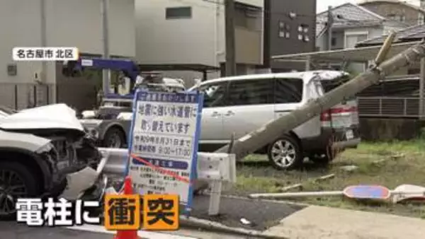 電柱が根元からぽっきり　激突した乗用車の運転手は逃走中　駐車場の2台の車も巻き込まれる　名古屋市