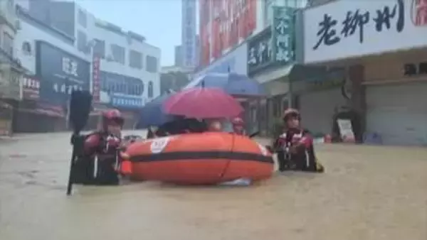 台風10号の大規模洪水で夜も続く救助　濁流の中を進む警察官　孤立した20人以上救出　中国・広西チワン族自治区