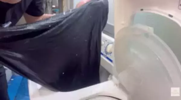 ティッシュを洗濯機に入れ台無しに…「柔軟剤・ゴム手袋・スポンジ」を使うならどれが簡単？検証で分かった最適な取り方