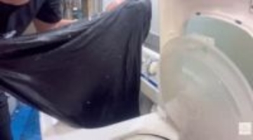 ティッシュを洗濯機に入れ台無しに…「柔軟剤・ゴム手袋・スポンジ」を使うならどれが簡単？検証で分かった最適な取り方