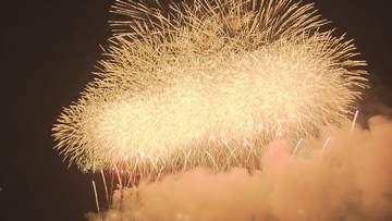観客がひとつに　花火会場で「愛は勝つ」大合唱　8000発が夜空彩る　2026年はドローンショーも　大分発