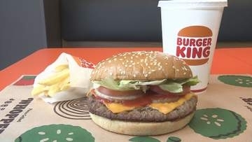 県内初上陸の“バーガーキング”初日から大盛況　「午前3時前から…」開店を待ちわびた客約120人が並ぶ　大分発
