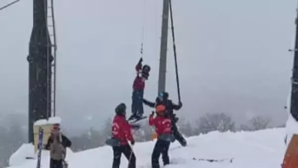 富山市の人気スキー場で約200人が最大2時間取り残される 「ロープにしがみついて降りた」 緊急停止したリフトからスタッフ約20人で乗客を救助