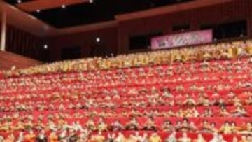 ひな人形1800体ずらり　週末から3月…春本番の陽気　河津桜や熱々グルメに人出　渇水で伊勢神宮で川底露出　春野菜も"半分サイズ"に