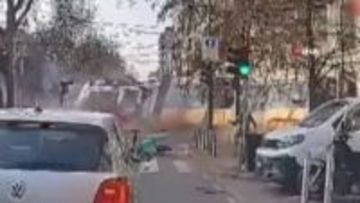 イタリア・ミラノで路面電車が脱線　沿道の建物に突っ込み2人死亡、39人重軽傷　1年前から運行開始したばかり