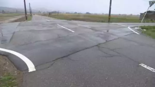 バイクと乗用車が衝突　72歳男性が意識不明の重体　富山・南砺市