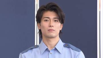 サッカー中村敬斗が警察官の制服姿で登場　“闇バイト”に加担しないよう呼びかけ　千葉県警の「広報官」に