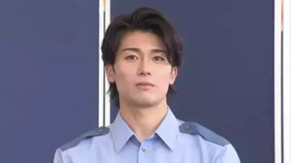 サッカー中村敬斗が警察官の制服姿で登場　前日夜から並んだファンも　千葉県警の「闇バイトの加担防止広報官」に