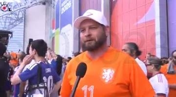 オランダのオレンジ色の軍団が行進　ハチマキに日の丸羽織った日本人男性も　W杯サポーターの応援合戦も互角の戦い