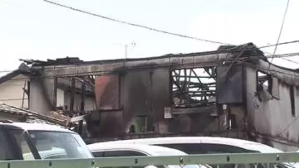 住宅5棟焼ける火事…火元の住宅に住む女性搬送 焼け跡から1人の遺体発見　埼玉・東松山市