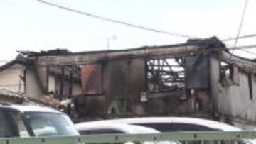 住宅5棟焼ける火事…火元の住宅に住む女性搬送 焼け跡から1人の遺体発見　埼玉・東松山市