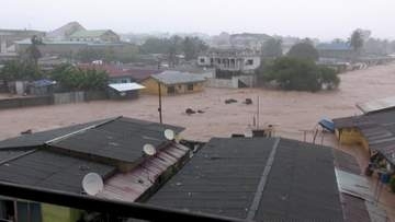 アフリカ・ガーナで豪雨による大規模冠水　濁流が住宅街をのみ込む　アメリカでは陥没した道路に車が…女性を無事救助