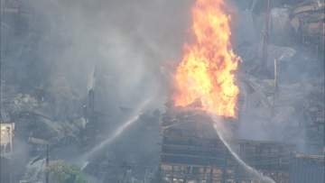 「爆発するようなボーンという音が…」老舗酒造会社「越後鶴亀」の建物など燃える火事　新潟市