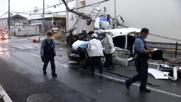 交差点で直進のトラックと右折のワンボックスカーが衝突　男女6人搬送、5人重傷　大阪市