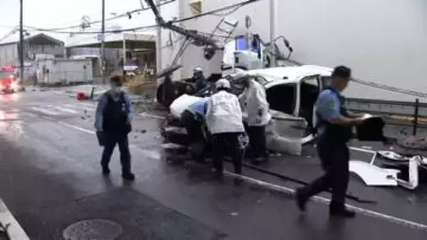 交差点で直進のトラックと右折のワンボックスカーが衝突　男女6人搬送、5人重傷　大阪市